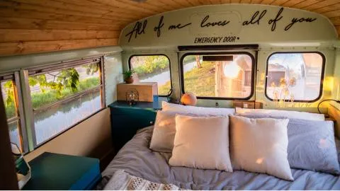 Papillon Country Resort Schoolbus bedroom