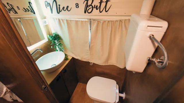 Glamping Chianti Schoolbus bathroom