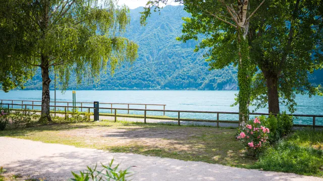 Lago Idro pitch lake view