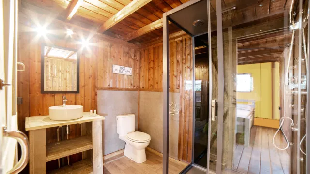 Glamping Weekend Safari Lodge bathroom