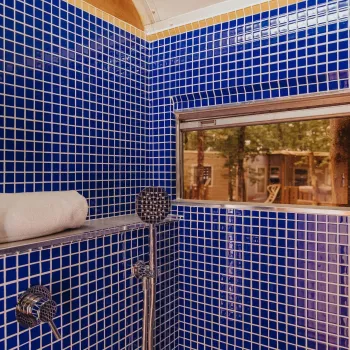 Glamping Chianti American Bus shower