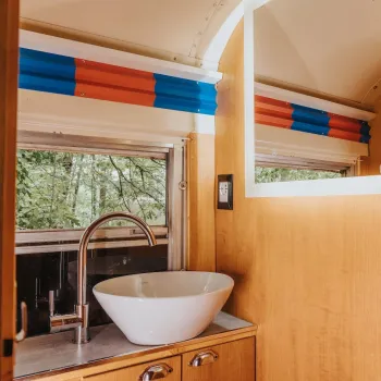 Glamping Chianti American Bus bathroom
