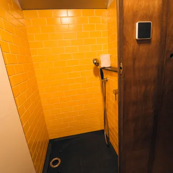 Glamping Chianti Schoolbus shower