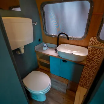 Glamping Vallicella Airstream bathroom