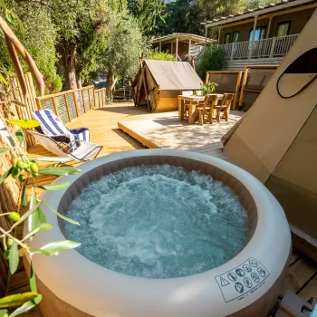 Glamping Vallicella Tipi Lodge jacuzzi