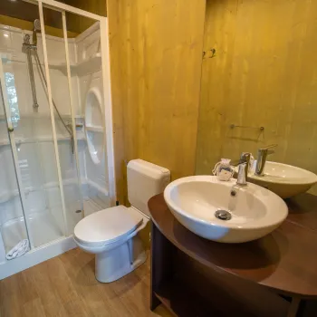 Vallicella Lodge Tent Deluxe bathroom