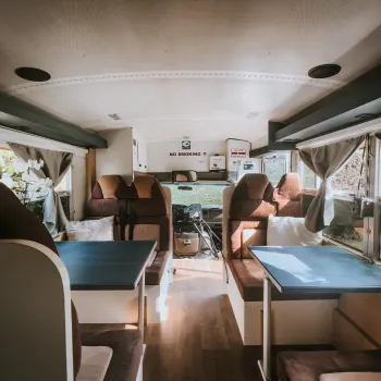 Glamping Trasimeno mini Schoolbus interior
