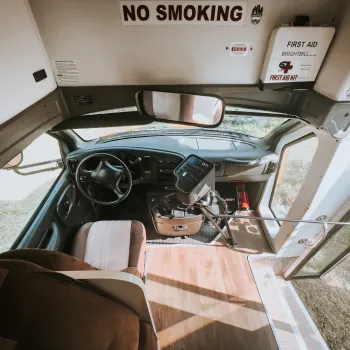 Glamping Trasimeno mini Schoolbus interior