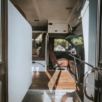 Glamping Trasimeno mini Schoolbus interior