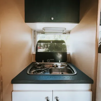 Glamping Trasimeno mini Schoolbus kitchen