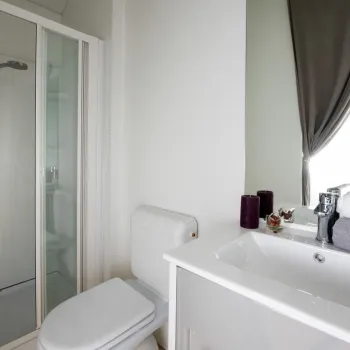 Vallicella Tin Lodge bathroom