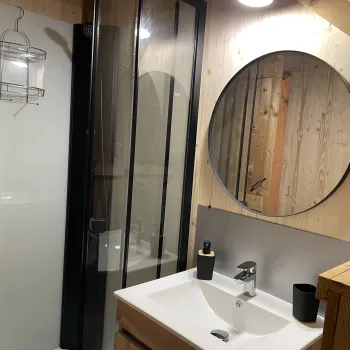 Safari Lodge's all season bathroom with shower