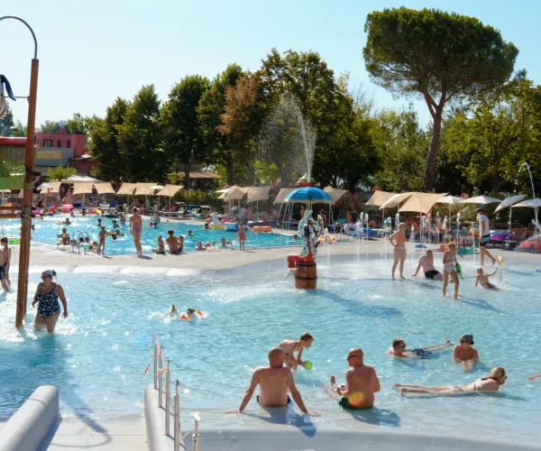 Buitenbad met mensen die van het water genieten onder een heldere blauwe hemel.